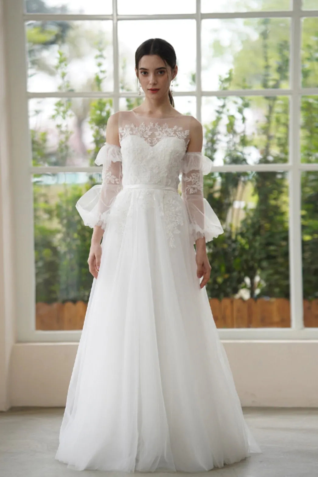 Jupe en tulle vaporeux de la robe Éclat, idéale pour un mariage champêtre.