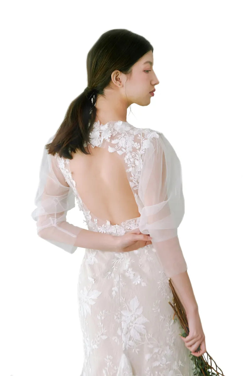 ue du dos d’une belle femme en robe de mariée longue à manches bouffantes bohème chic