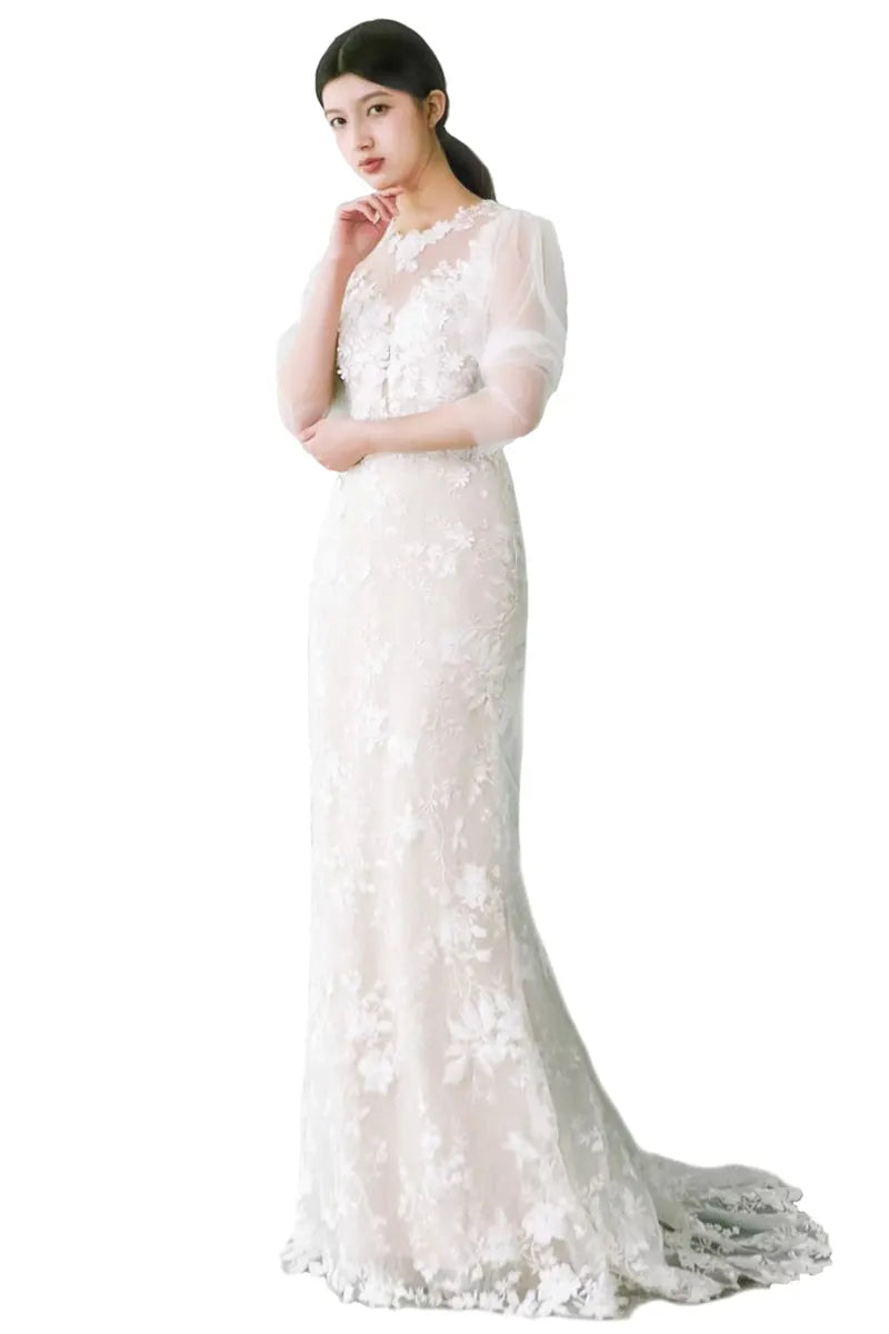 Belle femme portant une robe de mariée longue à manches bouffantes bohème chic