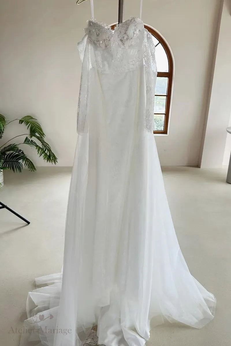 Robe de mariée manche longue bohème champêtre suspendue sur un cintre