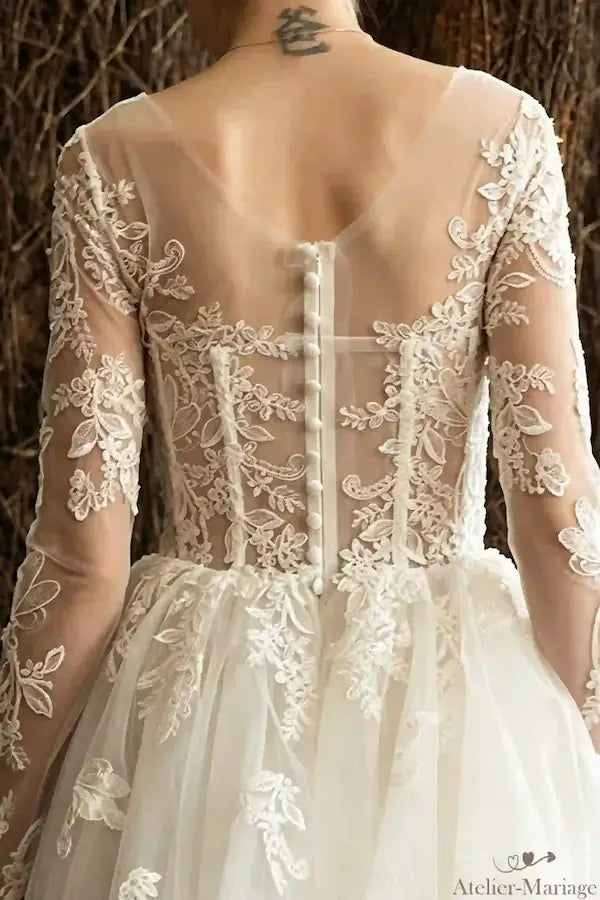 Dos en dentelle et tulle, boutons délicats de la robe de mariée