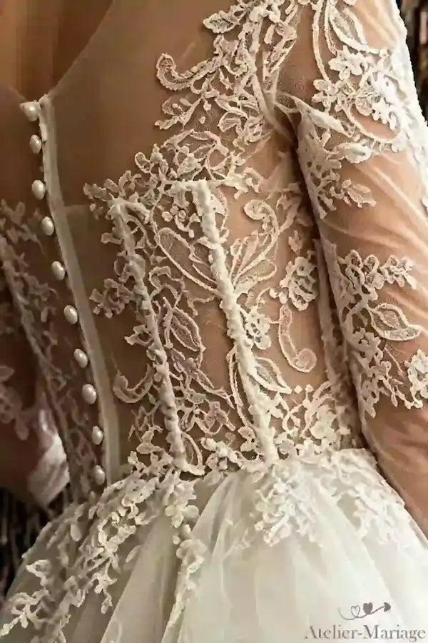 Gros plan sur la dentelle florale et les boutons du dos, robe de mariée