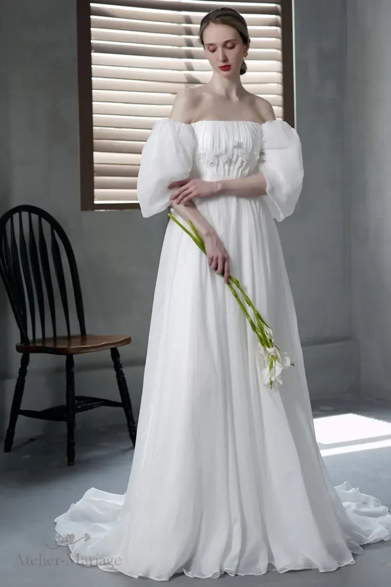 Robe de mariée bohème en mousseline à épaules dénudées, silhouette fluide