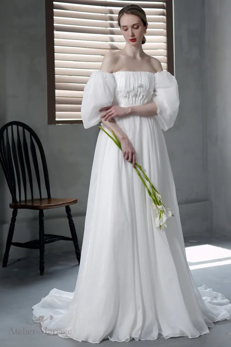 Robe de mariée bohème en mousseline à épaules dénudées, silhouette fluide