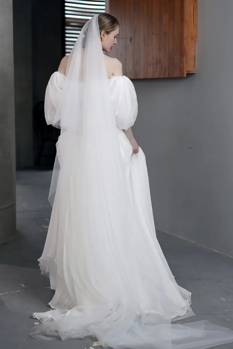 Dos de robe de mariée bohème en mousseline à épaules dénudées