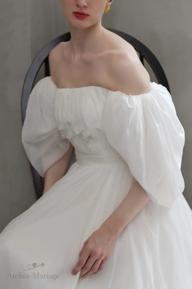 Robe de mariée mousseline bohème épaules dénudées manches courtes légères fluides