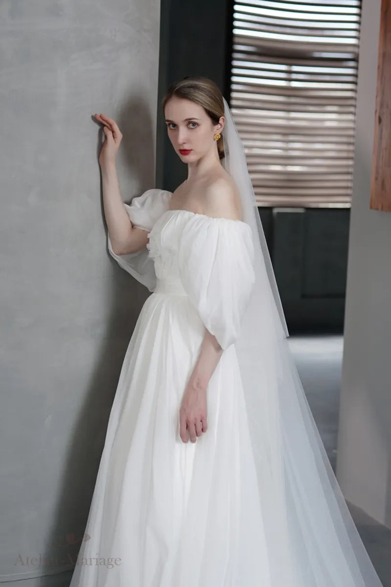 Profil de robe de mariée bohème en mousseline à épaules dénudées