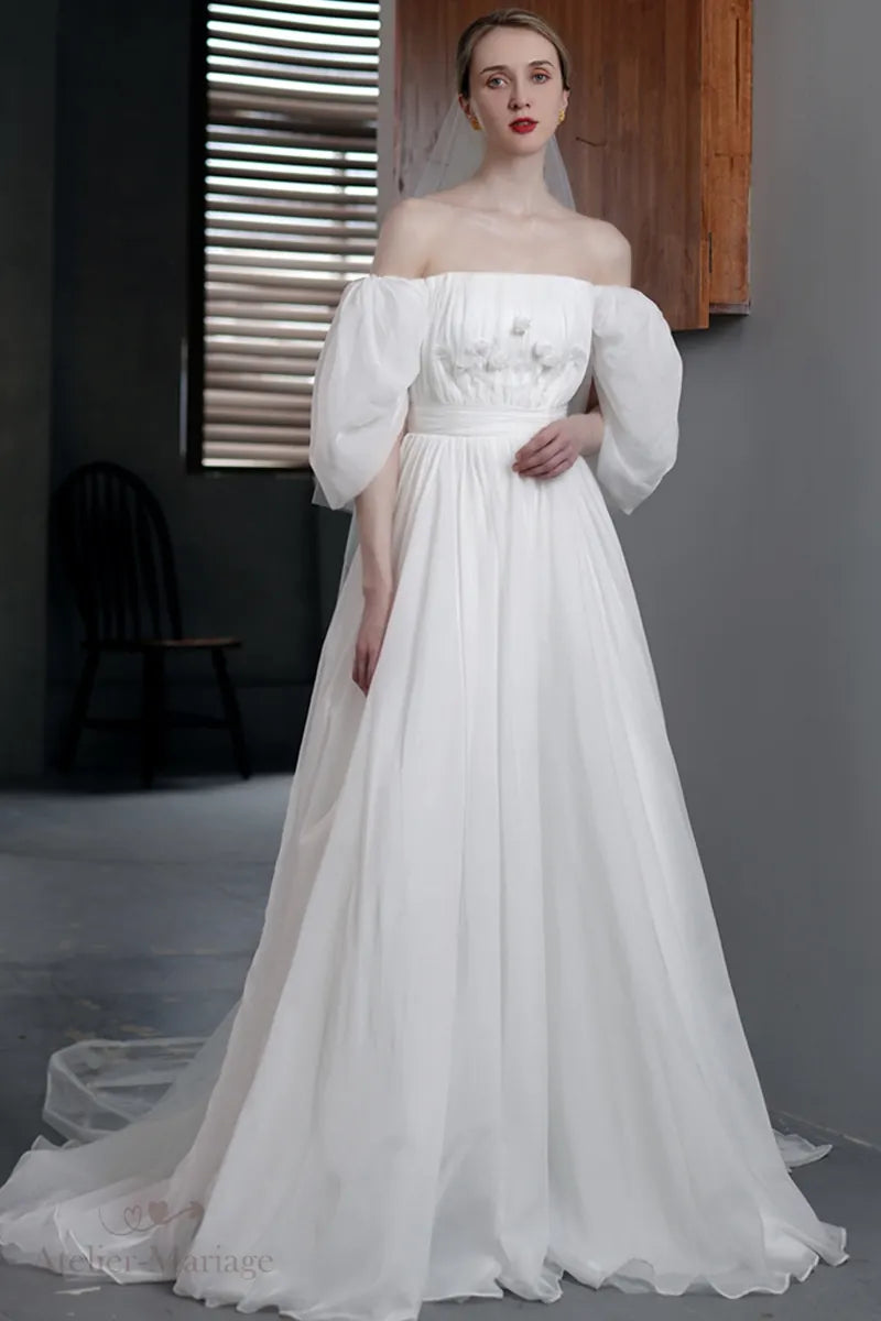 Robe de mariée bohème en mousseline à épaules dénudées, silhouette fluide