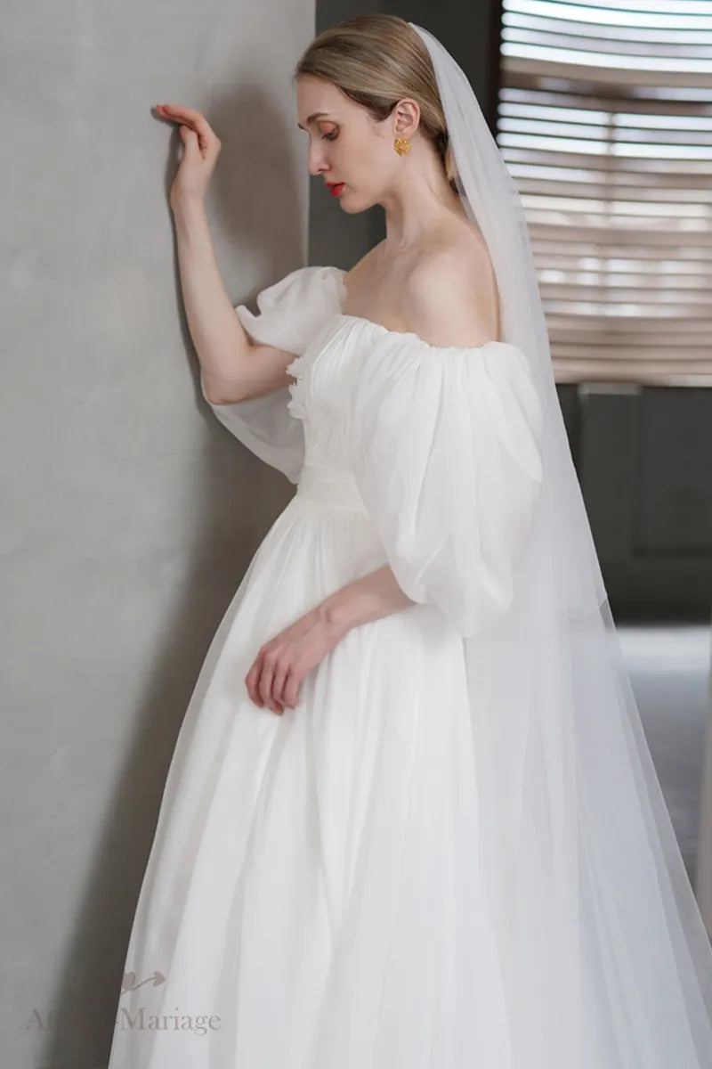 Profil de robe de mariée bohème en mousseline à épaules dénudées