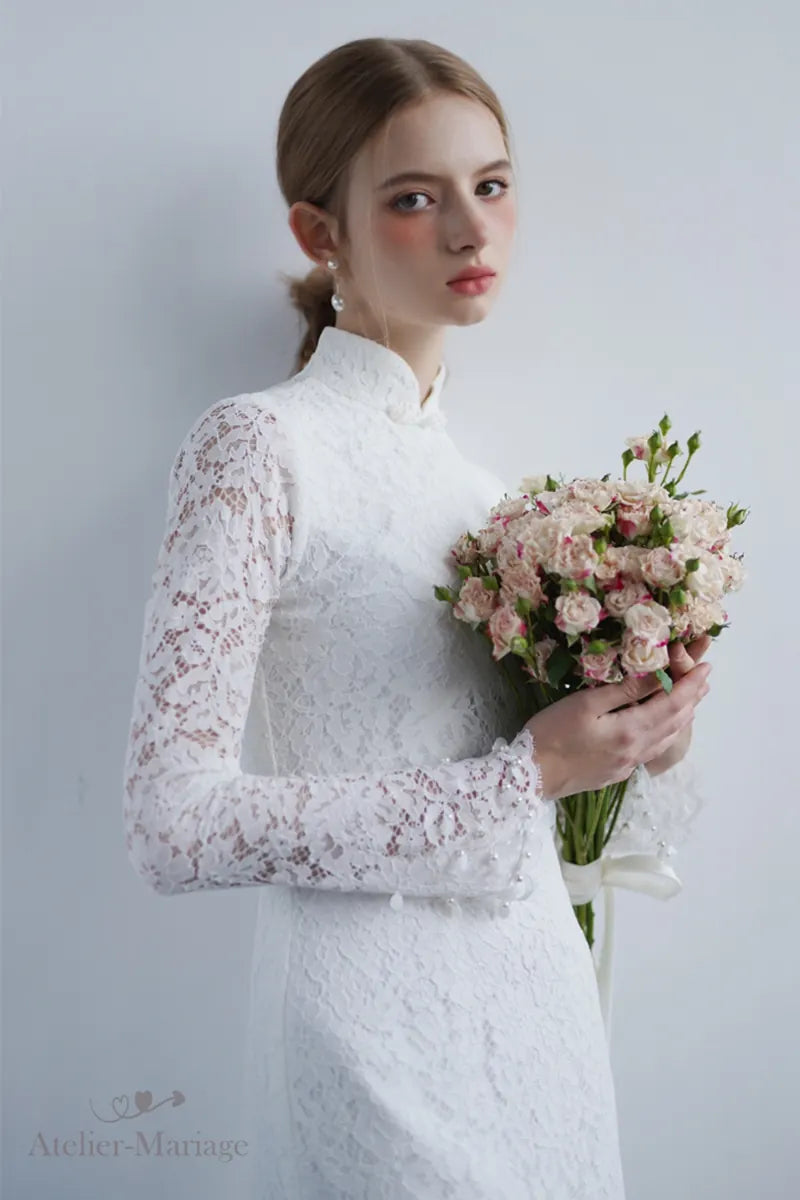 Mariée portant une robe orientale bohème vintage avec voile et tenant des fleurs