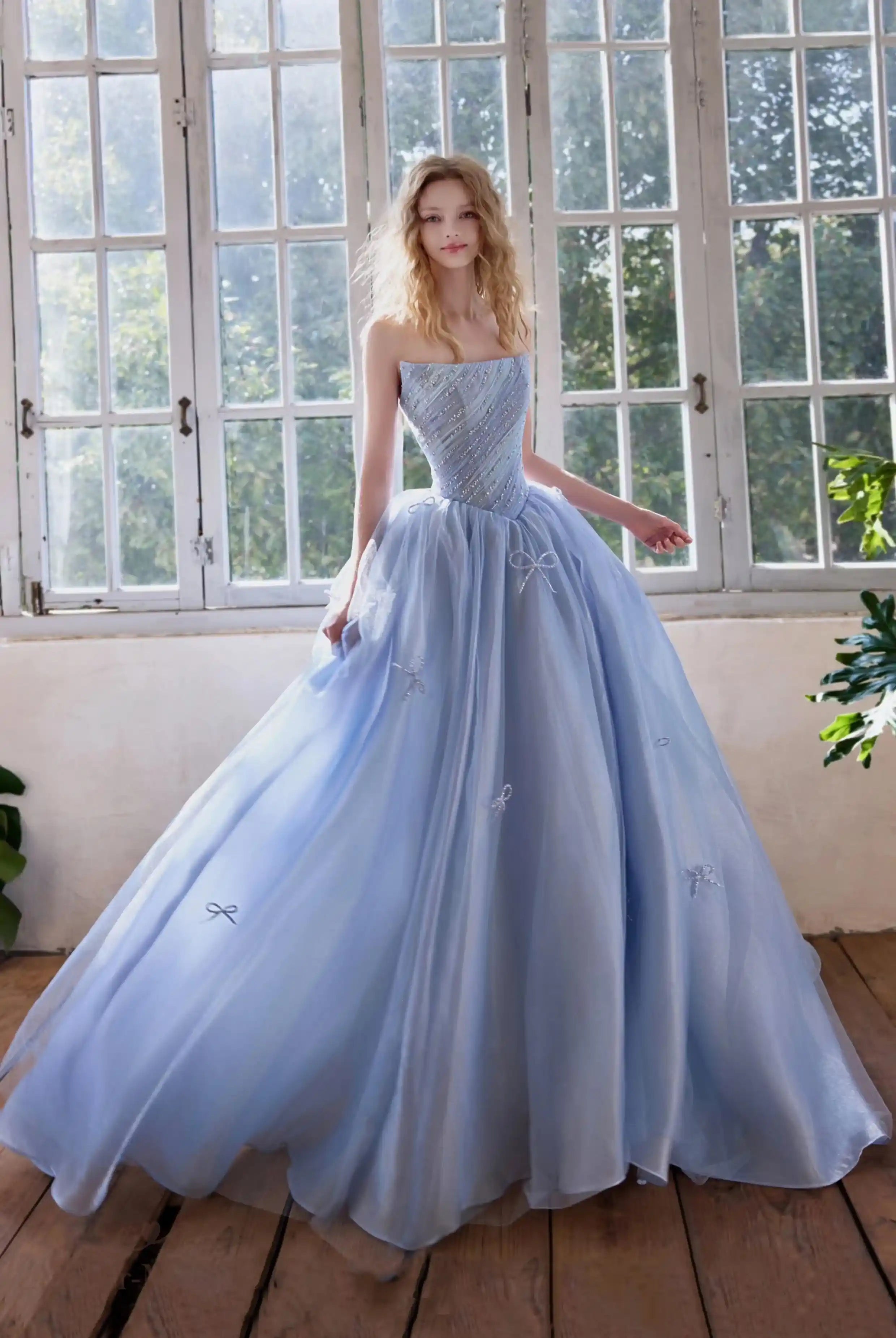 Le tombé majestueux et naturel des multiples couches de tulle sur la robe de mariée bleue scintillante.