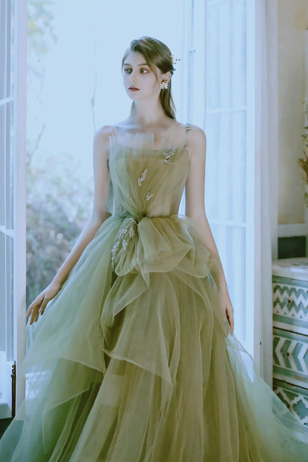 Corsage de la robe de mariée vert sauge avec de fines bretelles et détails plissés en tulle.