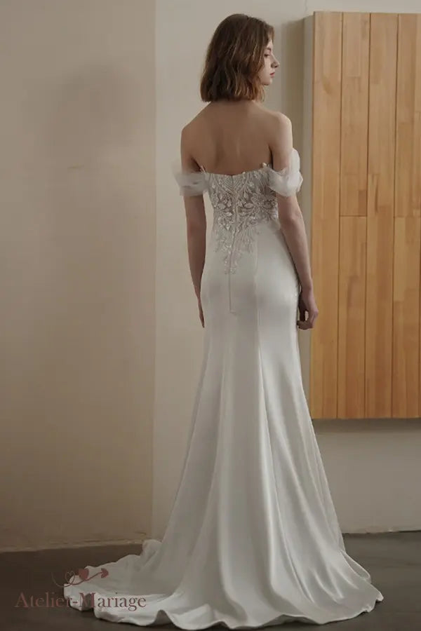 Robe de mariée "Éclat de Nacre" en tulle brodé de perles, vue de dos avec décolleté nu pour une silhouette élégante et majestueuse.