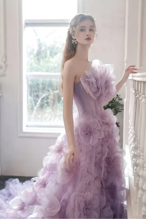 Mariée portant une robe princesse lilas féerique avec un bustier à grandes fleurs 3D en tulle.