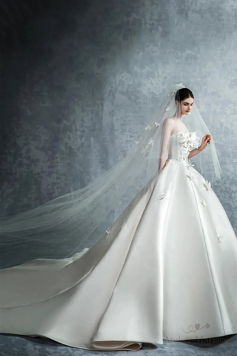 Robe Mariée Princesse Luxe Papillons Artisanaux - profil élégant
