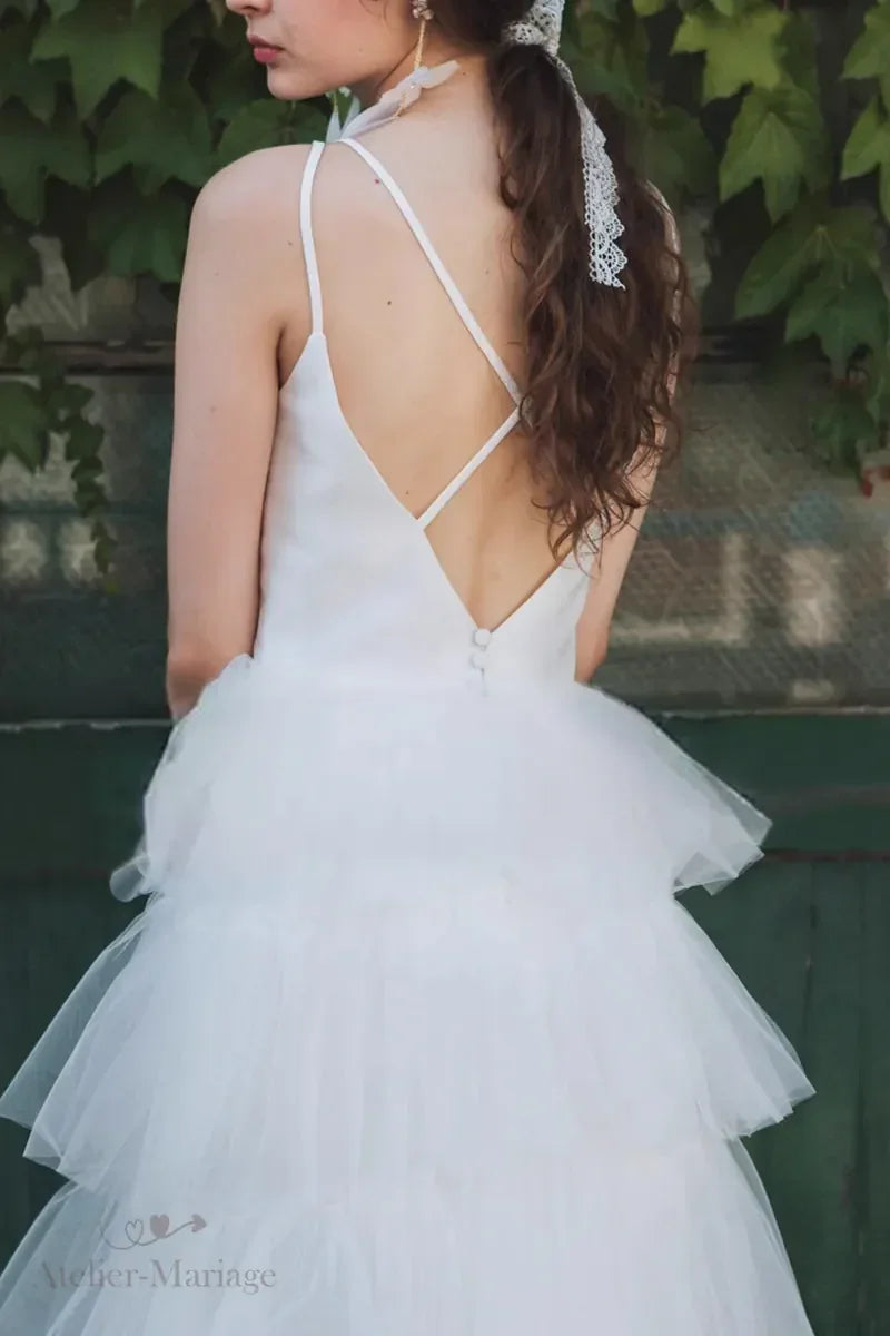 Détail arrière de robe de mariée princesse en satin et tulle multicouches