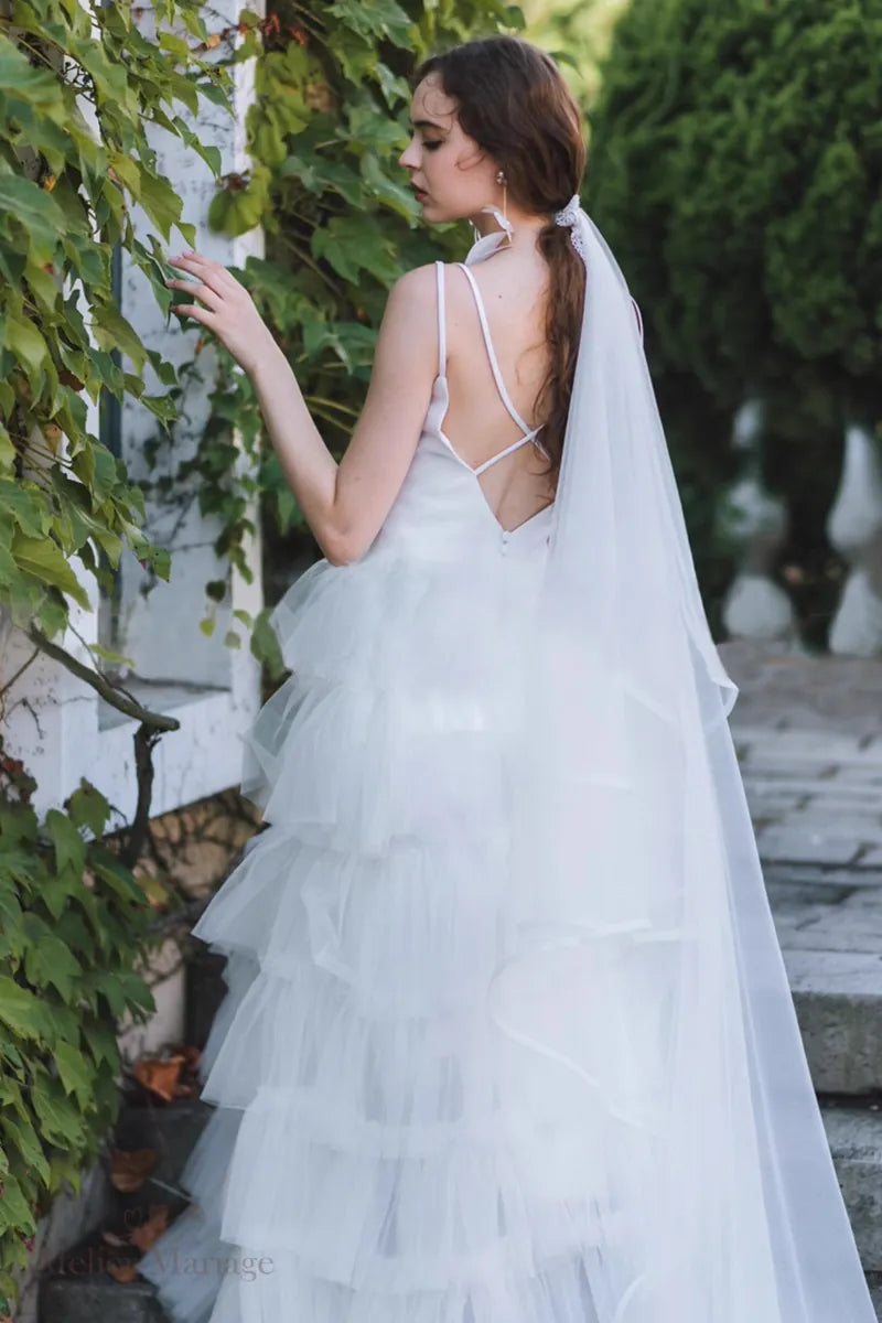 Dos de robe de mariée princesse en satin et tulle multicouches