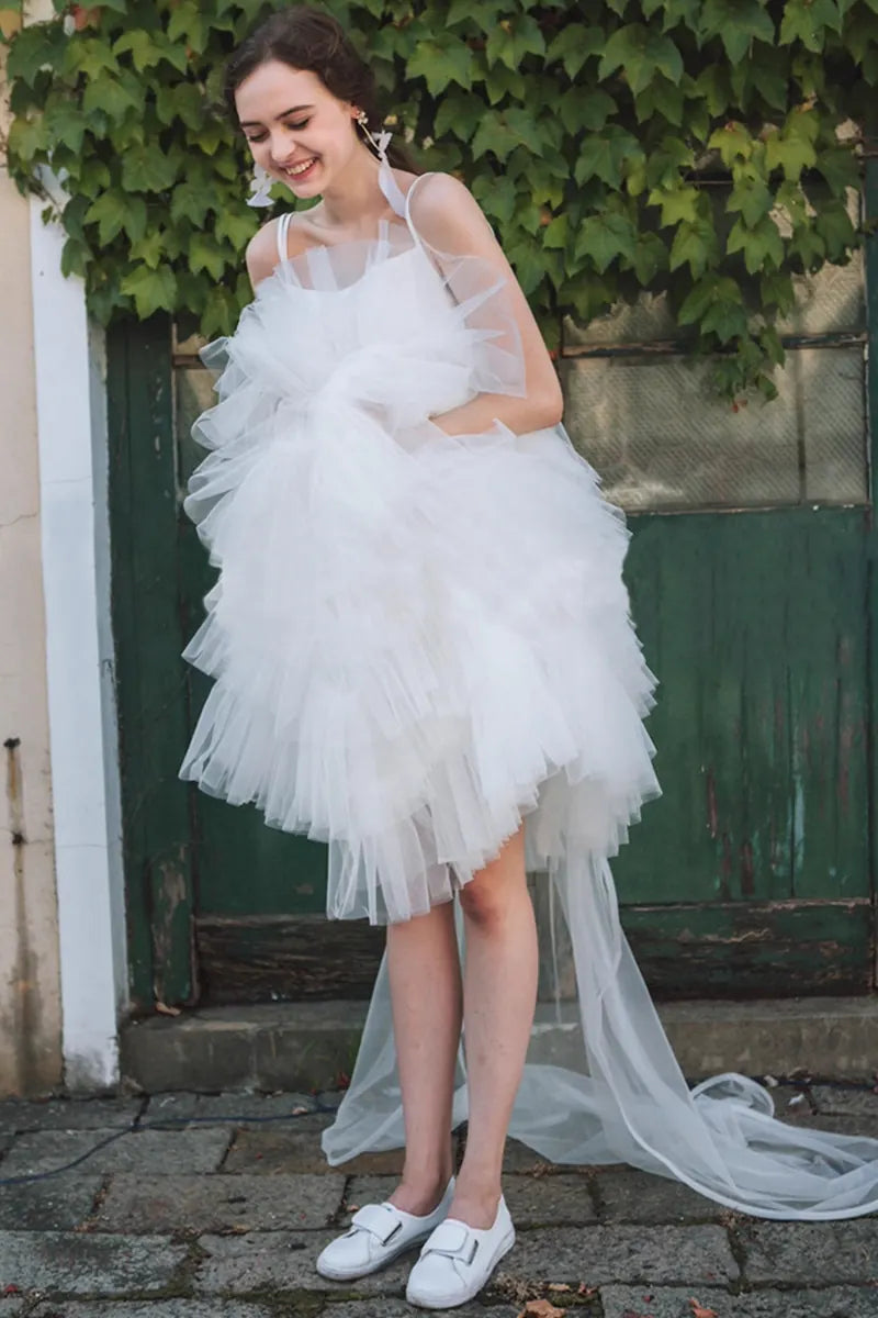 Mariée heureuse dans sa robe de mariée princesse en tulle multicouches