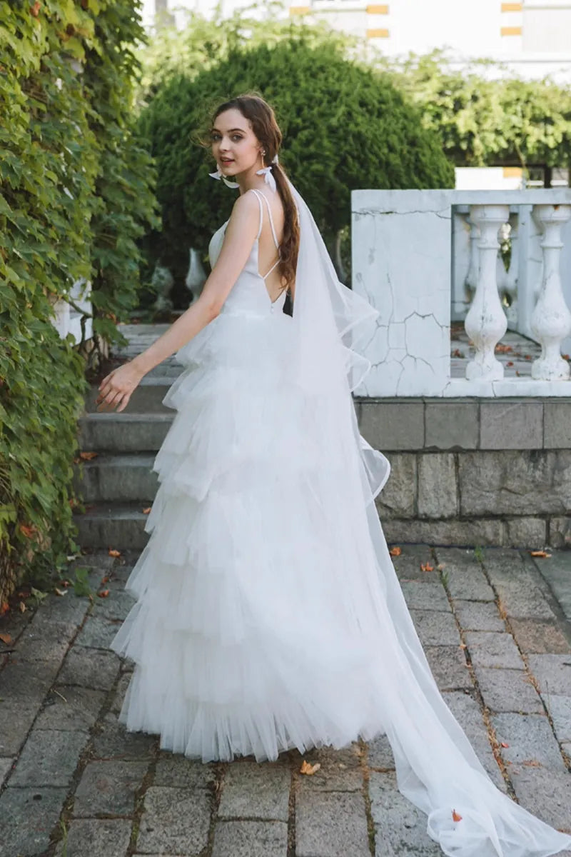 Détail arrière de robe de mariée princesse en satin et tulle multicouches