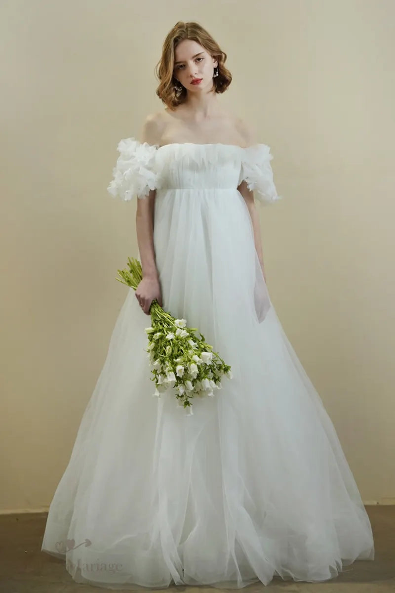 Mariée portant une robe romantique bohème à manches bouffantes très belle