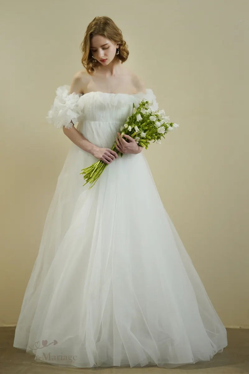 Mariée portant une robe romantique bohème à manches bouffantes