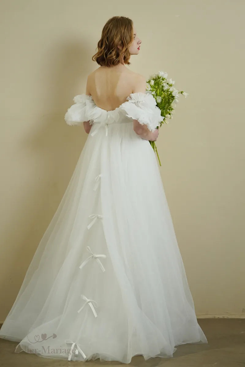 Mariée portant une robe romantique bohème à manches bouffantes très belle