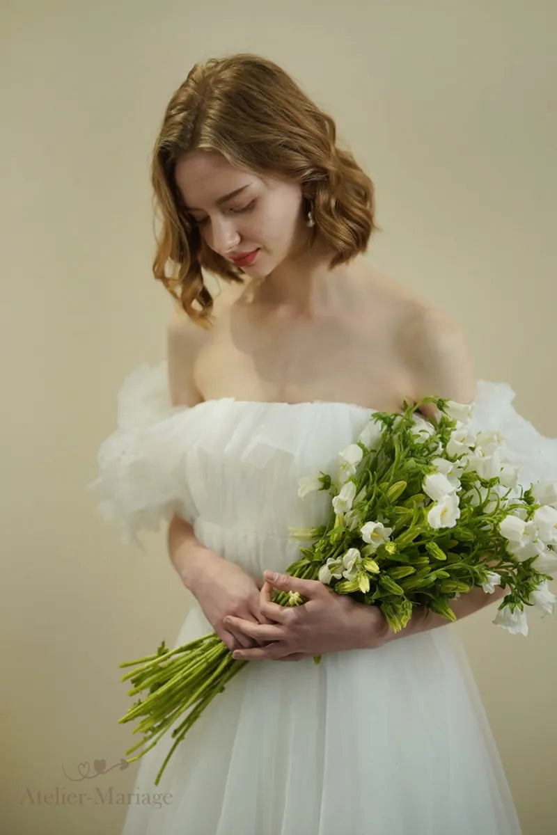 Mariée portant une robe romantique bohème à manches bouffantes très belle