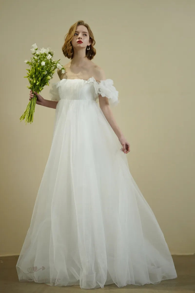 Mariée portant une robe romantique bohème à manches bouffantes, heureuse