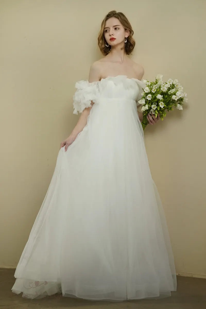 Mariée portant une robe romantique bohème à manches bouffantes avec allure divine