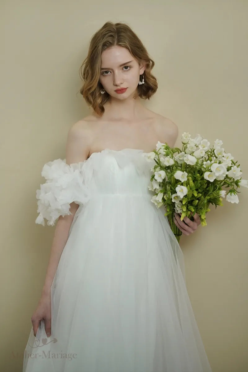 Haut de la mariée portant une robe romantique bohème à manches bouffantes