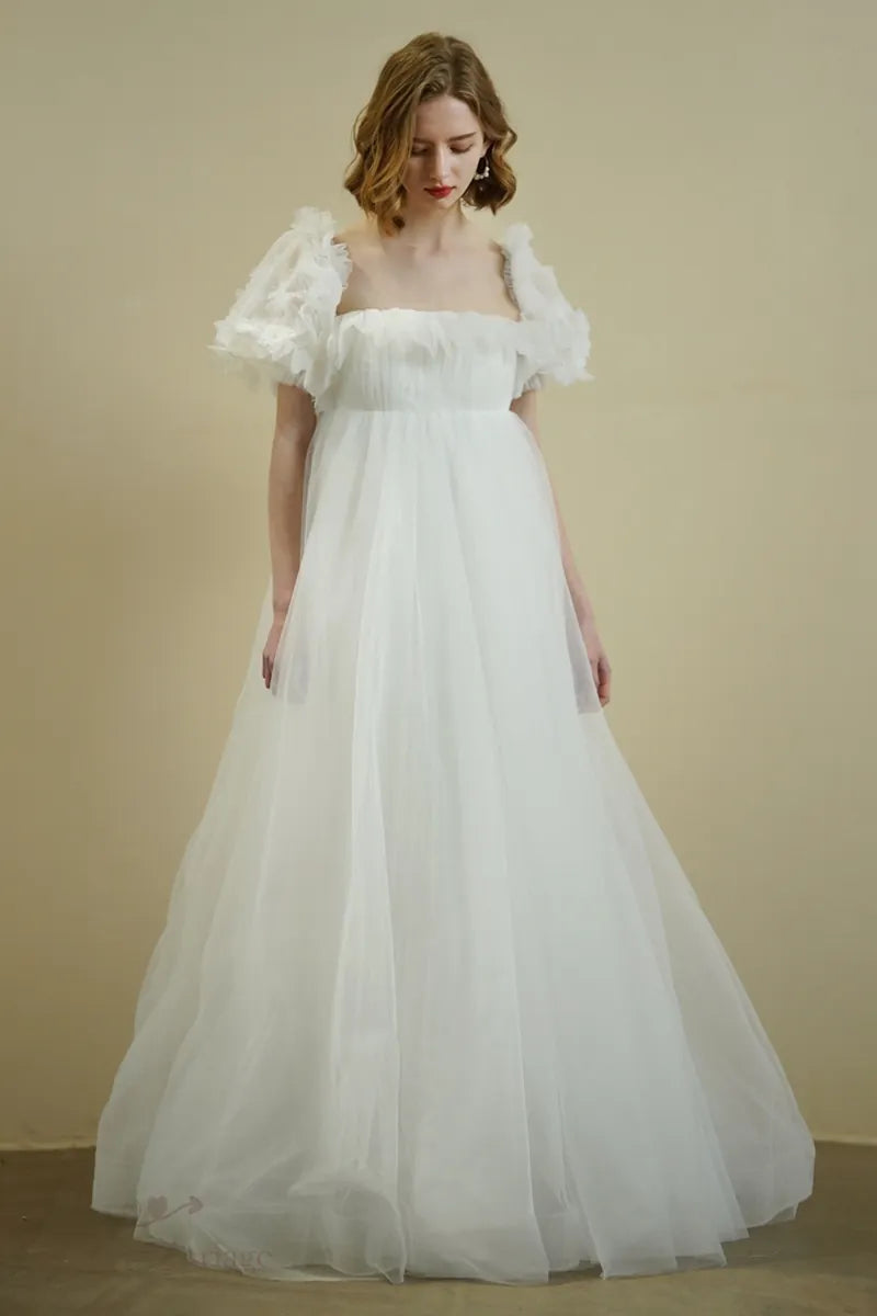 Mariée portant une robe romantique bohème à manches bouffantes, calme