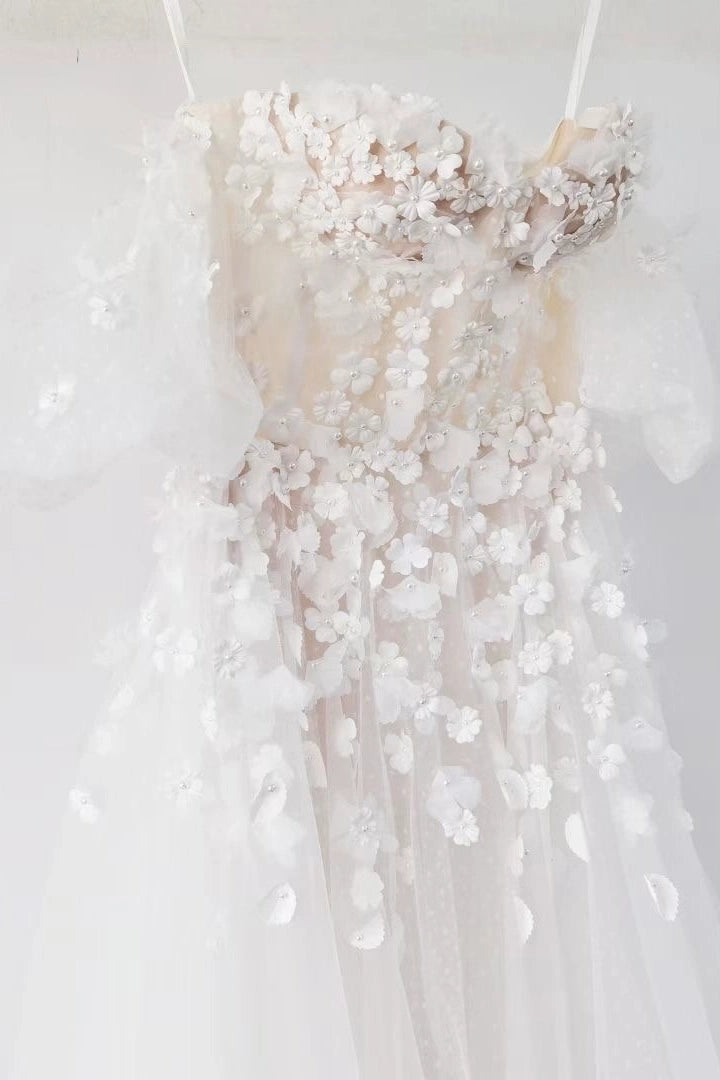 Corset transparent romantique avec broderies florales et perles délicates.