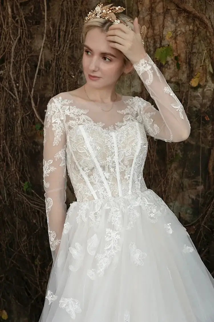 Détail corsage dentelle florale transparente robe mariée romantique couronne