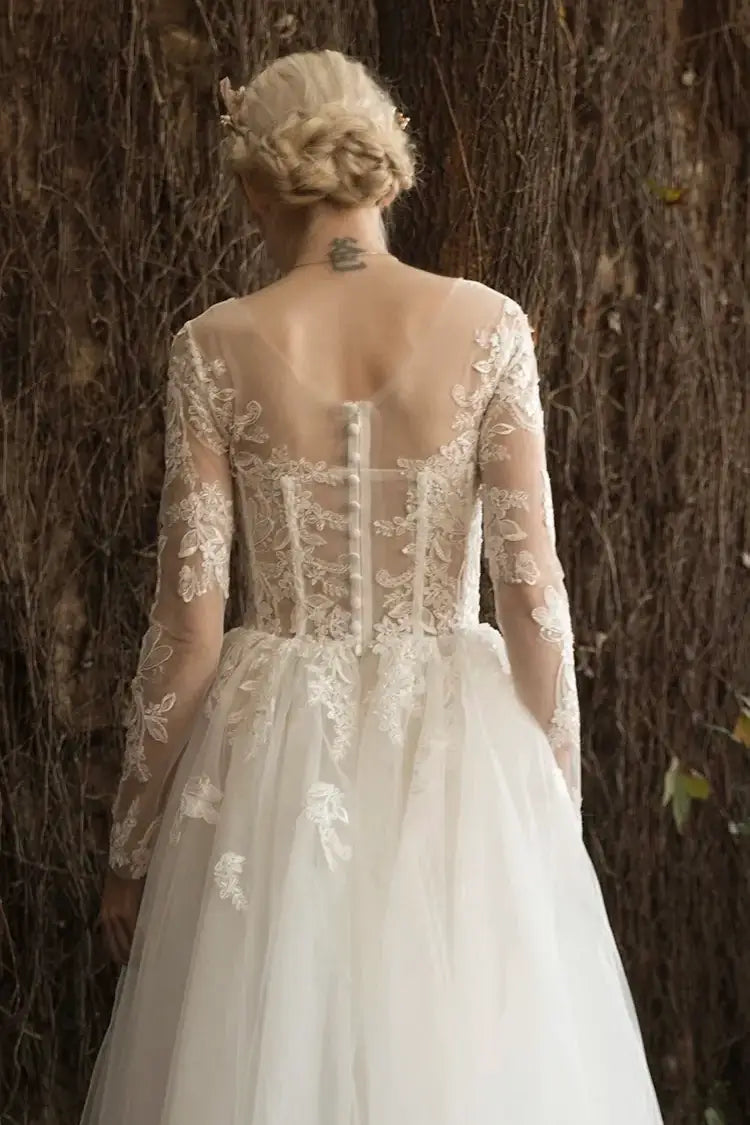 Dos robe mariée romantique dentelle boutons perlés tulle transparent