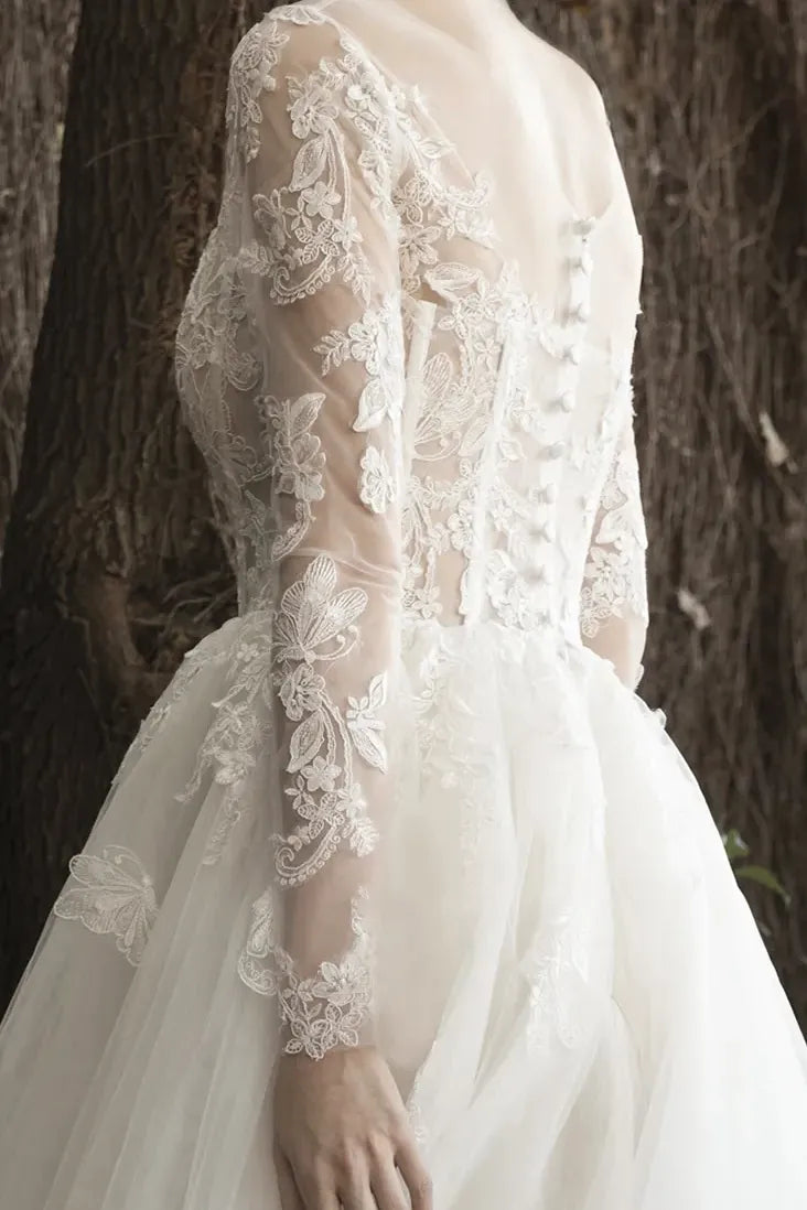 Détail dos transparent robe mariée dentelle boutons manches longues brodées