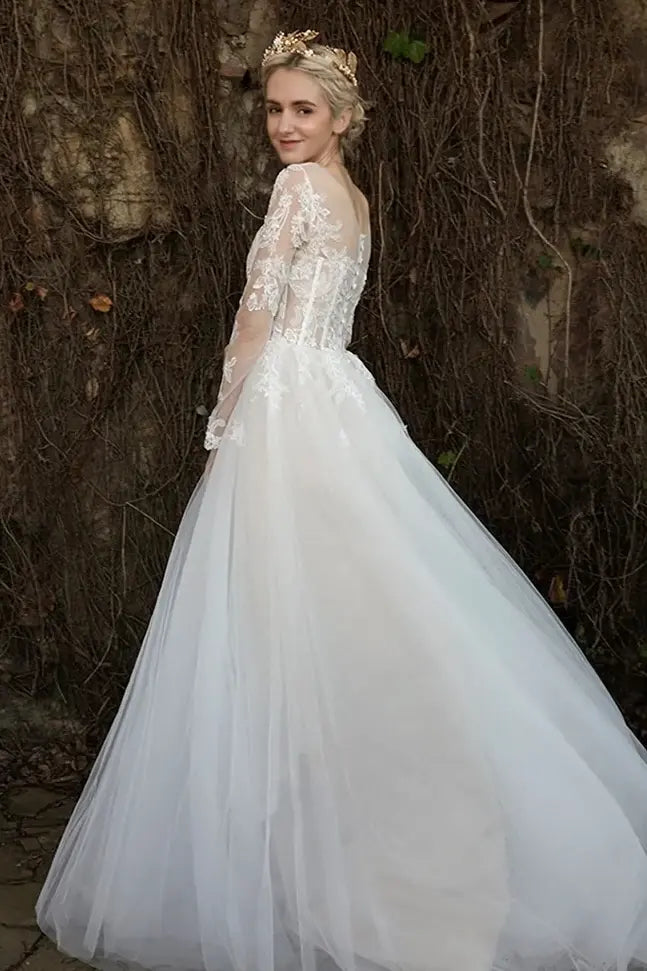 Vue arrière robe mariée romantique tulle jupe volumineuse traîne cathédrale