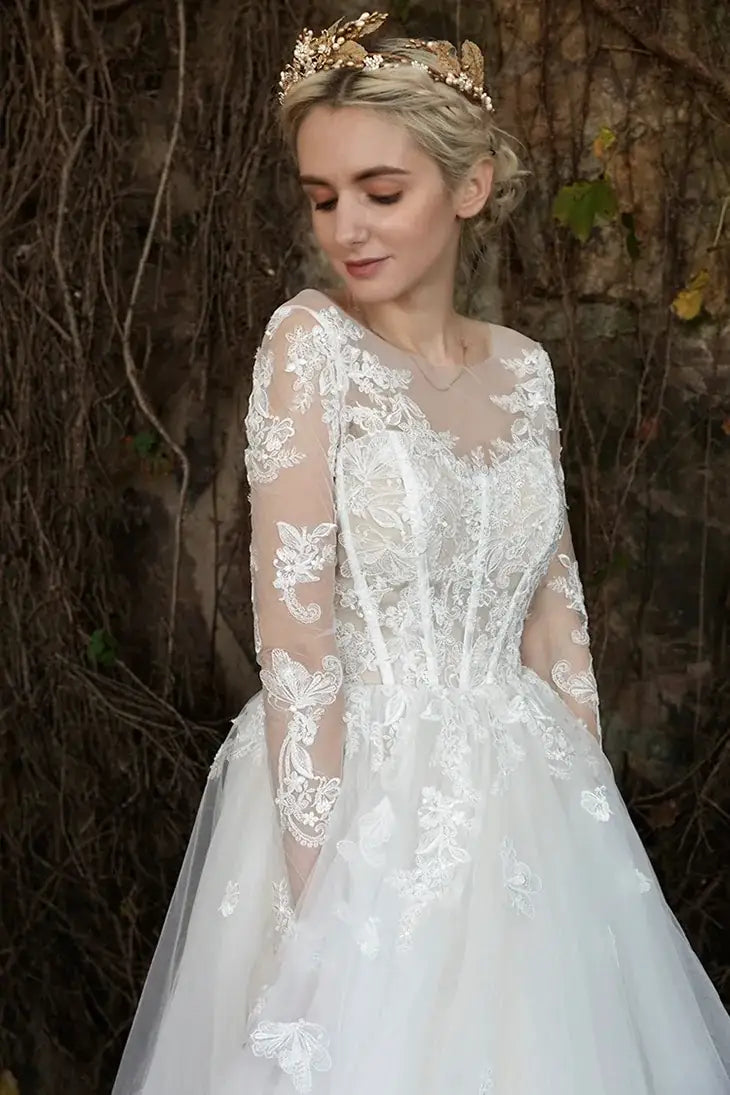 Gros plan manche longue dentelle florale transparente robe mariée romantique