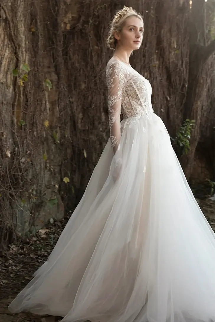 Robe de mariée romantique dentelle florale manches longues tulle illusion