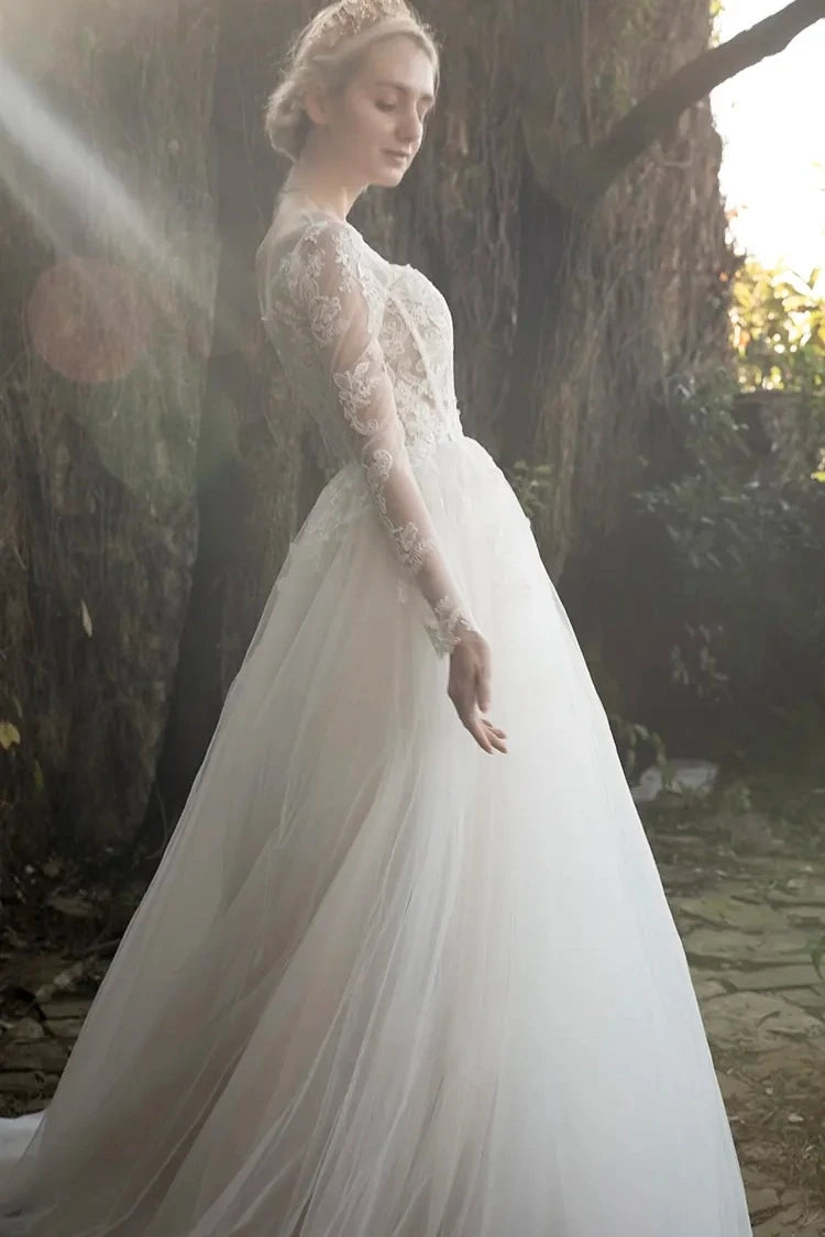 Robe mariée princesse tulle vaporeux profil couronne dorée bohème