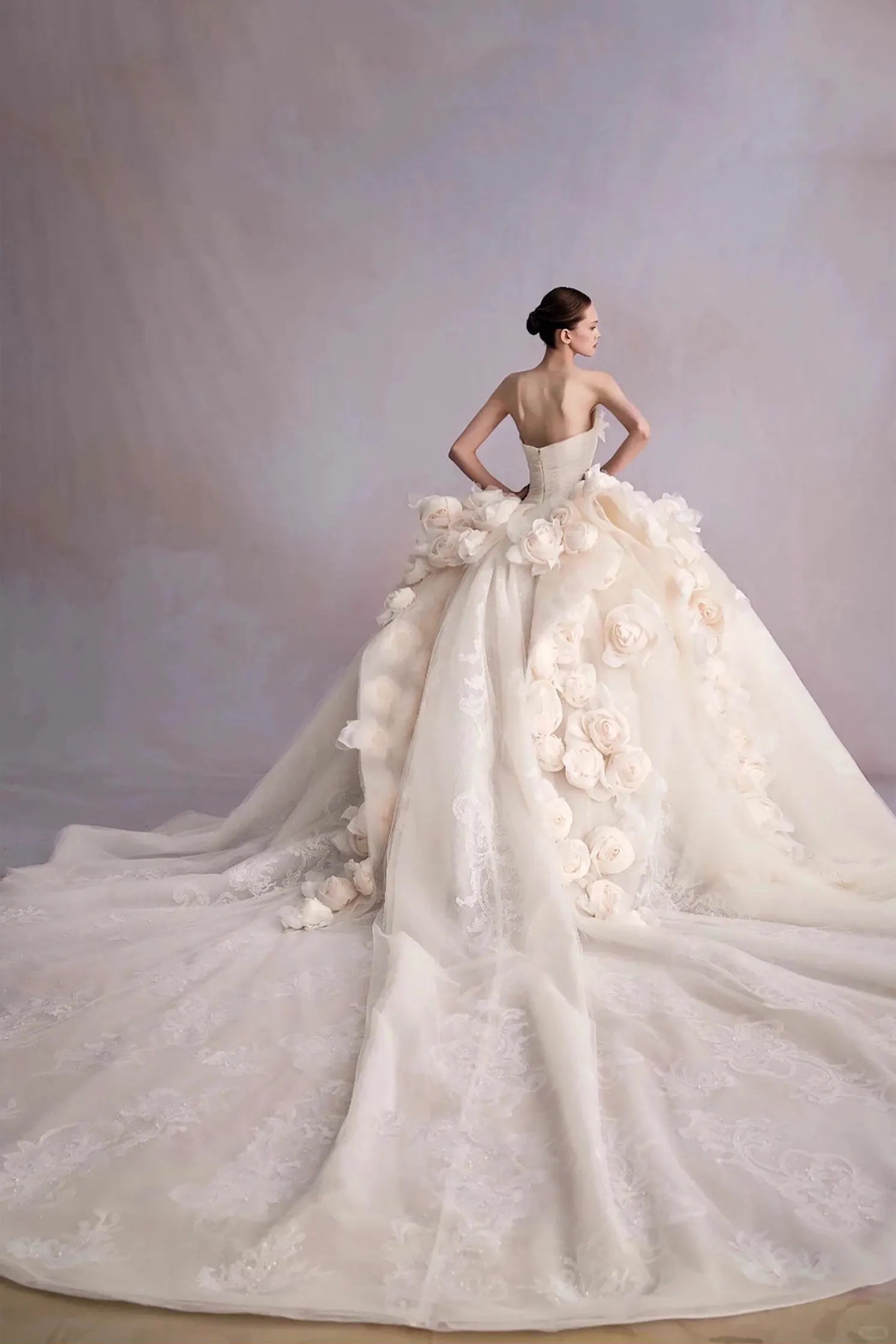 Robe de mariée princesse ivoire et champagne avec fleurs 3D