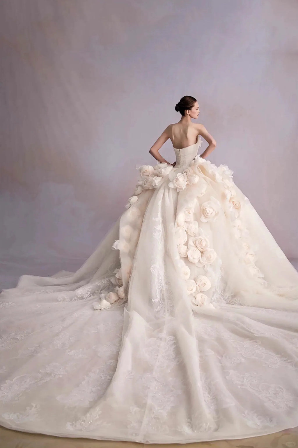 Vue de dos de la robe de mariée féerique en tulle avec traîne et fleurs 3D.