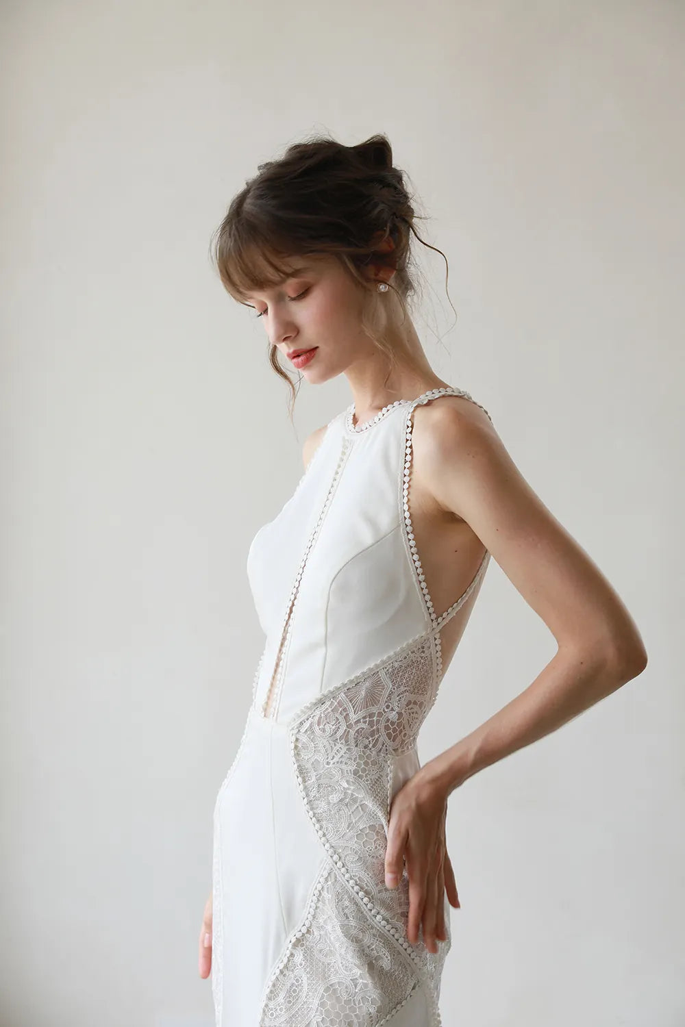 Robe de Mariée Satin et Dentelle Col Montant