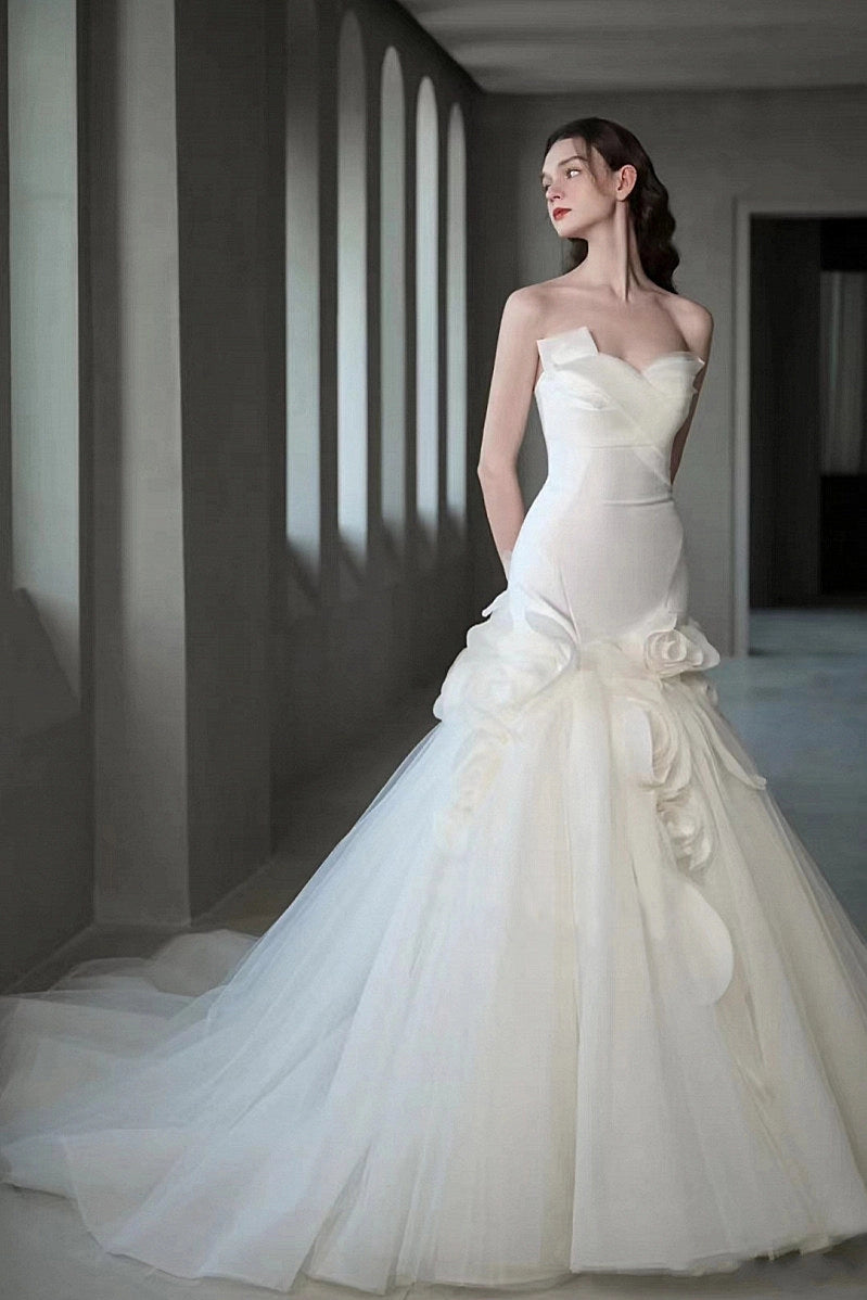 Mariée élégante portant une robe sirène mixant un haut minimaliste en satin et un bas en tulle.