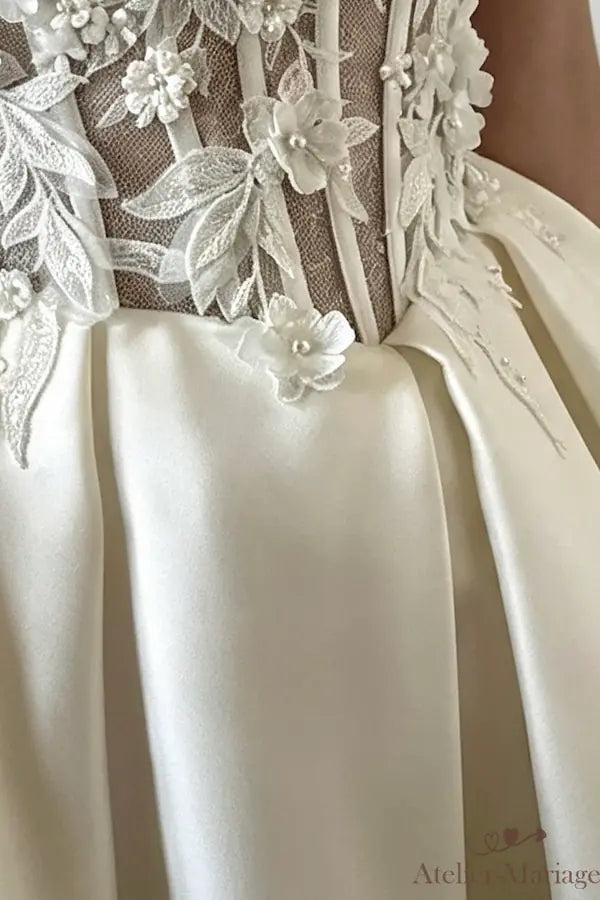 Détail pratique et élégant : les poches invisibles sur une jupe de mariée en satin.