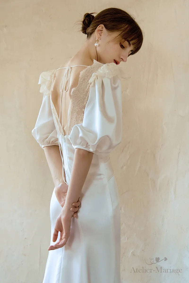 Détail du dos de robe de mariée en satin de soie avec dentelle vintage