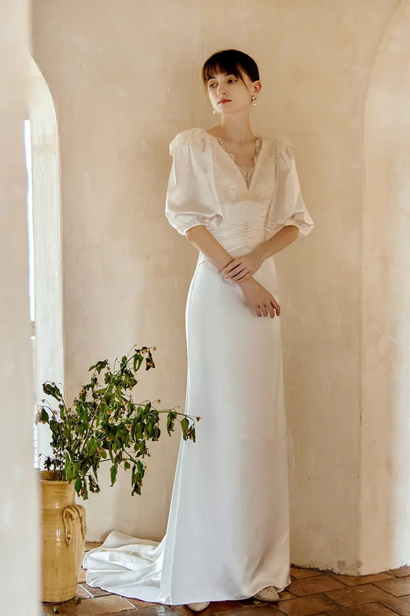 Robe de mariée en satin de soie mat avec applications de dentelle vintage pour élégance rétro