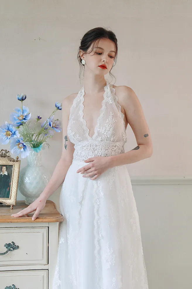 Corsage en dentelle transparente avec encolure américaine pour mariée moderne.