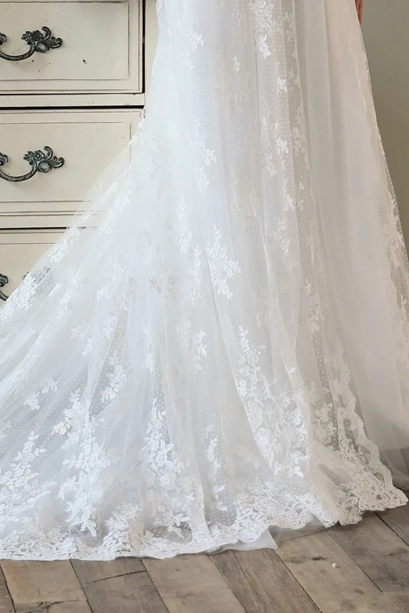 Finitions bordure dentelle raffinée sur le bas de la robe de mariée et la traîne.