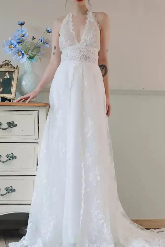Coupe col v profond sur robe de mariée dentelle style romantique et audacieux.