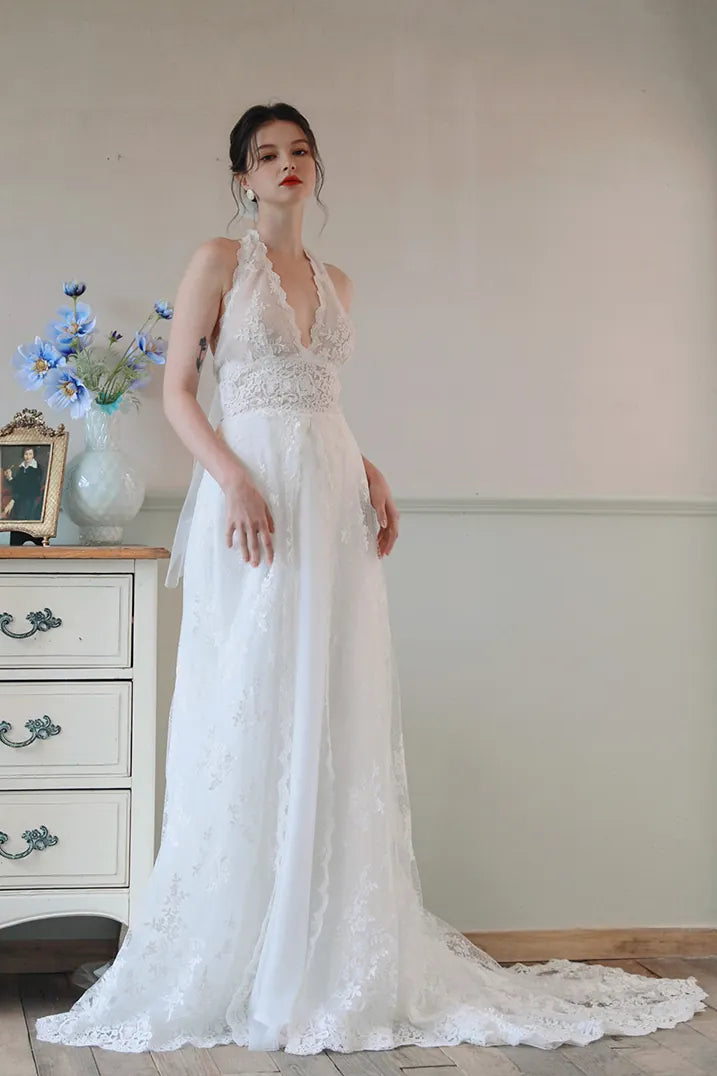 Robe de mariée sexy bohème avec décolleté plongeant en V et coupe halter en dentelle fine.